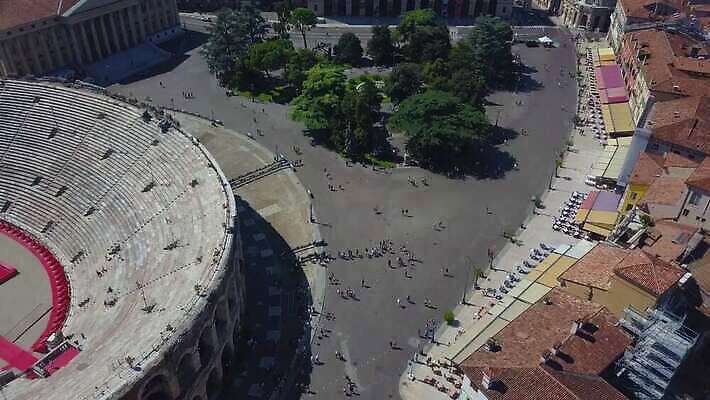 여행 백그라운드 지붕 파노라마 미술 사람없음 옆모습 가로 탑 경기장 이탈리아 콘서트 수확 골동품 발코니 원형 성 중세 역사 재산 옥상 극장 정사각형 광장 슛 장면 지역 궤도 기념물 원형경기장 천연기념물 드론 로마인 베로나 보호구역 옛날 오페라 원형극장 파멸 4K MOV 해외동영상 클립영상 도형 건축물 유럽 뷰포인트 컨셉 농업 스포츠시설 문화예술 촬영기법 인종 금융 공연 동영상 구역 파일형식 소멸