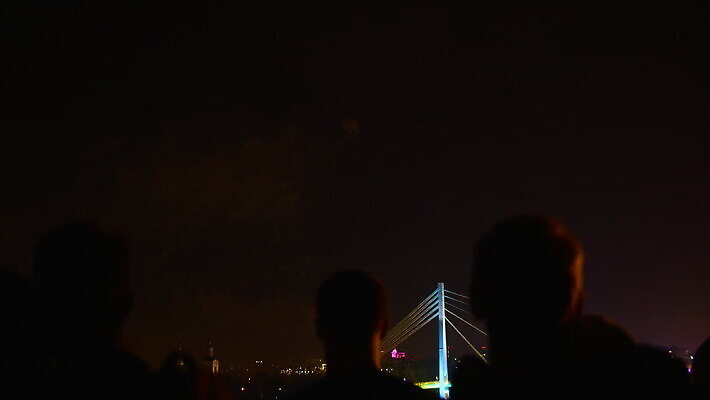 백그라운드 컨셉 공 하늘 추상 휴가 전등 조명 기념 불꽃놀이 사람 이벤트 성인 사람없음 빛 컬러풀 파티 검은색 축제 어둠 축하 관찰 도시 황금 야간 폭발 다발 손목시계 보케 쇼 경례 파열 블러 크리스마스이브 화상 효과 MOV 해외동영상 클립영상 자연요소 시계 컬러 크리스마스 무늬 장신구 모션 놀이 인사 상처 동영상 파일형식