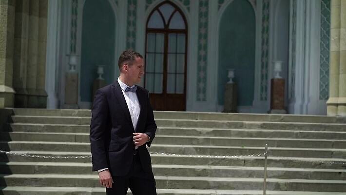 백인 남자 행복 포즈 신랑 결혼 신혼부부 결혼식 바람 한명 미소 야외 여름 맑음 궁전 축하 도시 기다림 MOV 해외동영상 슬로모션 클립영상 자연요소 서양인 1 부부 계절 감정 컨셉 고건축 모션 날씨 촬영기법 표정 사람 이벤트 신혼 동영상 파일형식