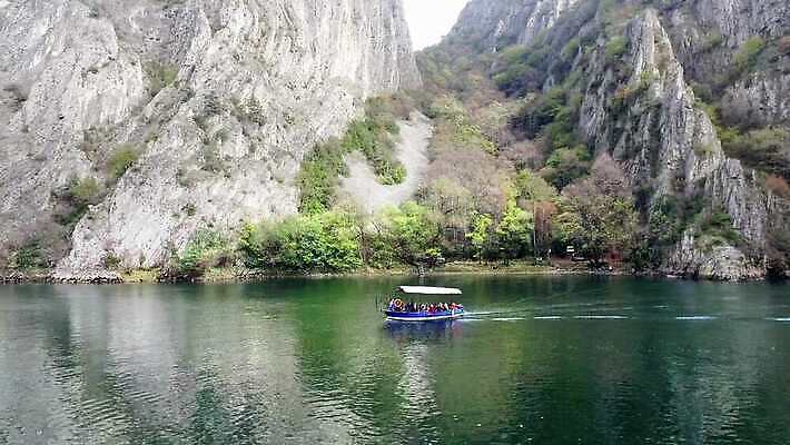 나무 공원 유럽 호수 여행 백그라운드 산 국립공원 사람없음 초록색 물 파란색 강 반사 골짜기 놀람 기쁨 보트 고급 정상 숲 크루즈 시력 모터 내추럴 항공촬영 루트 마케도니아 발칸반도 전국 4K MP4 해외동영상 클립영상 자연요소 식물 공공시설 감정 나라 뷰포인트 컬러 컨셉 배_교통 자연 표정 동영상 파일형식 남유럽