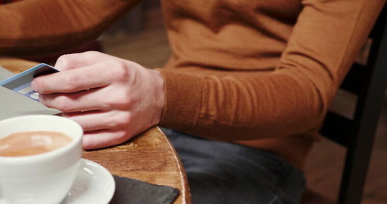 라이프스타일 남자 커피 컨셉 인터넷 비즈니스 통신 탁자 모바일 실내 사람 앉기 성인 노트북 쇼핑 컴퓨터 카페 타이핑 업무 작업 비즈니스맨 네트워크 연결 무선전화기 바쁨 카페테리아 온라인 소셜 프리랜서 힙스터 4K MOV 해외동영상 클립영상 직업 패션 음료 가구 모션 내부 생활 전자제품 상점 직장인 전화기 동영상 파일형식