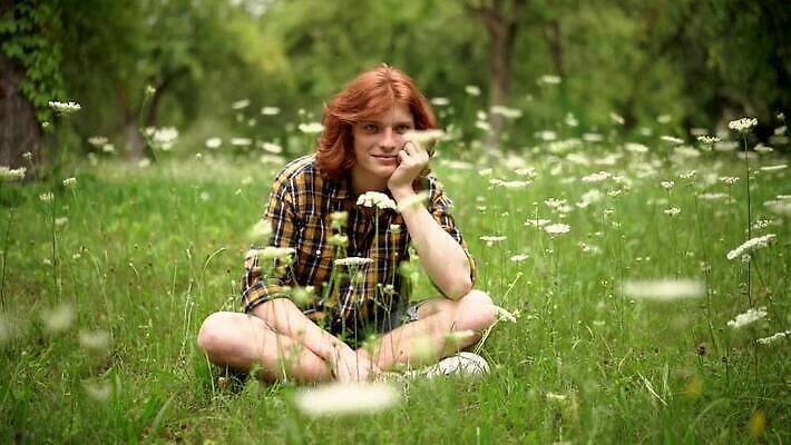 백인 모델 1 학생 라이프스타일 응시 옷 공원 남자 꽃 유럽 포즈 셔츠 한명 사람 앉기 소년 잔디 성인 야외 10대 유행 시원함 생강 빨간머리 몽상가 스타일 힙스터 MP4 해외동영상 슬로모션 클립영상 서양인 식물 헤어스타일 시선 공공시설 패션 나라 어린이 상의 채소 모션 청소년 촬영기법 생활 동영상 파일형식