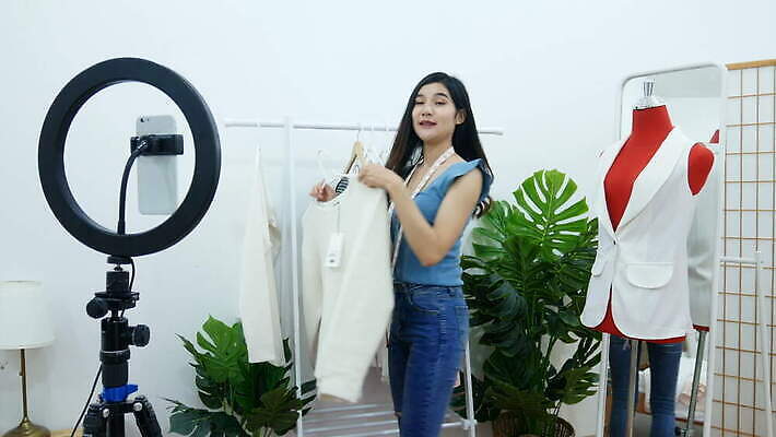 라이프스타일 감정 인터넷 비즈니스 장신구 모바일 한명 스마트폰 쇼핑 뷰티 유행 세일 디지털 흐름 바이러스 상업 전염 온라인쇼핑 온라인 동영상 전자상거래 고립 리뷰 마케팅 매각 블로거 블로그 소셜미디어 전염병 생존 스타일 1인미디어 코로나바이러스 4K MOV 해외동영상 클립영상 1 컨셉 사람 생활 핸드폰 스마트기기 질병 감염 방송 파일형식