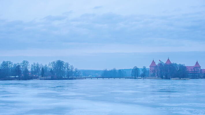 전통 문화 호수 벽 섬 여행 건축양식 자연 하늘 벽돌 파노라마 사람없음 야외 건물 빨간색 물 파란색 빛 반사 탑 시간 성 중세 역사 야간 박물관 장면 고딕 랜드마크 리투아니아 옛날 4K 타임랩스 MOV 해외동영상 클립영상 자연요소 건축물 건축 유럽 컬러 촬영기법 생태계 동영상 파일형식