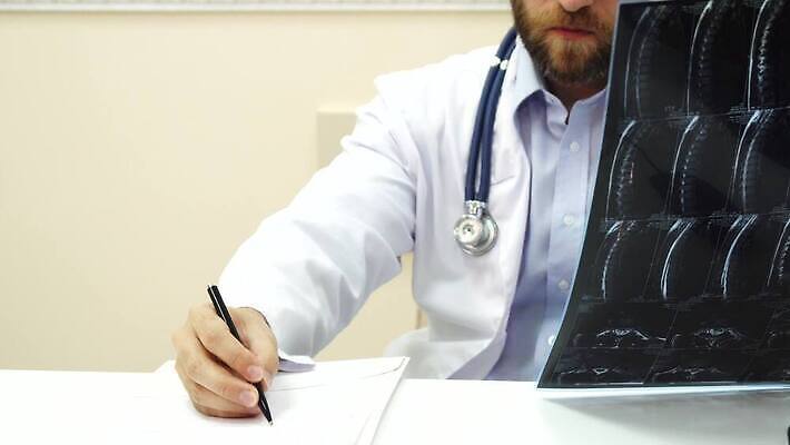 라이프스타일 벽 컬러 셔츠 상의 티셔츠 의자 탁자 수염 엑스레이 건강 대화 한명 앉기 컴퓨터 금발 사무실 알약 약 환자 의사 흰색 청바지 키보드 가운 질병 쥐 피부 추천 방문 문제 돌봄 조언 치료사 4K MOV 해외동영상 클립영상 직업 1 헤어스타일 옷 가구 비즈니스 바지 의학 모션 말하기 사람 생활 신체부위 전자제품 의료진 설치류 동영상 파일형식