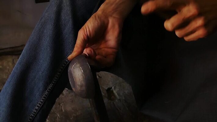 전통 손 디자인 아시아 문화 조각 패턴 노동자 미술 동양인 사람없음 장식 컵 금속 수확 골동품 기구 공구 업무 사발 망치 질감 청동 손질 판화 동쪽 장인 주인 공예가 구리 노크 놋쇠 대장장이 명품 방법 솜씨 옛날 핸드메이드 MP4 해외동영상 클립영상 직업 식기 나라 무늬 농업 재질 문화예술 인종 신체부위 도구 작업 사기그릇 원소 상품 방향 동영상 파일형식