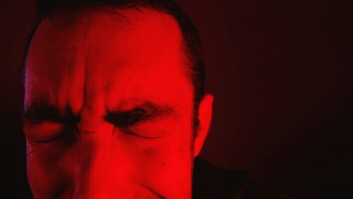 백인 1 남자 감정 얼굴 스트레스 건강 한명 사람 성인 빨간색 머리 어둠 고통 슬픔 표현 좌절 닫기 울음 고민 두통 문제 후회 긴장 압력 우울증 위기 트러블 편두통 MOV 해외동영상 클립영상 서양인 컬러 컨셉 모션 표정 신체부위 질병 동영상 파일형식