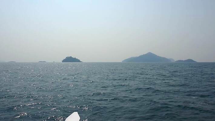 나무 아시아 밧줄 모래 파도 바다 섬 여행 백그라운드 교통시설 태국 자연 하늘 휴가 열대 안테나 사람없음 야외 옆모습 물 파란색 만 보트 갑판 활 닻 돛대 구명용품 스모그 푸켓 4K MP4 해외동영상 클립영상 자연요소 식물 나라 줄 뷰포인트 컬러 교통 배_교통 통신 안전장비 시설 생태계 동영상 파일형식