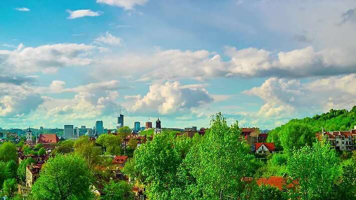 구름 외관 유럽 컬러 여행 밭 건축양식 자연 하늘 지붕 휴가 거리 주택 파노라마 풍경 사람없음 건물 빨간색 초록색 물 여름 도시풍경 교회 탑 일몰 시골 도시 역사 땅 언덕 장면 타운 고딕 랜드마크 리투아니아 수도권 옛날 4K 타임랩스 MP4 해외동영상 클립영상 자연요소 건축물 계절 건축 나라 농업 종교건축 촬영기법 노을 생태계 지역 동영상 파일형식