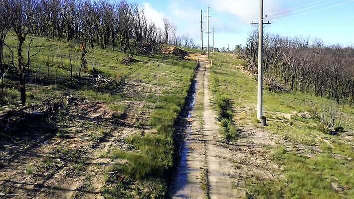 나무 구름 도로 길 여행 자연 하늘 불 산 안테나 풍경 사람없음 야외 초록색 파란색 햇빛 갈색 환경 계곡 전선 흰색 호주 숲 땅 전화기 먼지 암초 동영상 드론 선로 4K MP4 해외동영상 클립영상 자연요소 식물 컬러 통신 교통시설 태양 오세아니아 생태계 파일형식