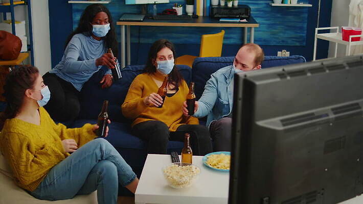 응시 행복 거실 아파트 주택 맥주 대화 가면 마스크 미소 사람없음 친구 소파 글로벌 파티 검은색 텔레비전 우정 펼침 마시기 바이러스 보호 예방 건배 번짐 다인종 섞기 소셜 코로나바이러스 사교적 뉴노멀 4K MOV 해외동영상 클립영상 시선 감정 컬러 컨셉 의자 관계 모션 주류 표정 말하기 인종 이벤트 건물 경제 전자제품 동영상 파일형식 효과