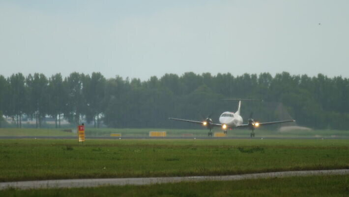 계절 여행 날개 비즈니스 교통시설 아침 비행기 사람없음 젖음 안개 공항 항공 활주로 승객 이륙 엔진 암스테르담 대패 4K 유도로 MOV 해외동영상 클립영상 주간 길 교통 항공교통 날씨 대중교통 네덜란드 시설 동영상 파일형식