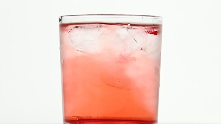 음료 로우앵글 분홍색 백그라운드 유리 사람없음 옆모습 빨간색 얼음 젖음 추위 흰색 물방울 알코올 신선 칵테일 바 닫기 혼합 레모네이드 큐브 준비 상쾌 회전 만들기 고립 냉각기 MOV 해외동영상 슬로모션 클립영상 자연요소 감정 뷰포인트 컬러 모션 재질 주류 촬영기법 동영상 에이드 파일형식