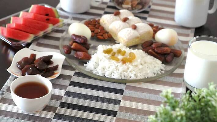 전통 접시 손 문화 음식 백그라운드 컨셉 과일 가족 탁자 밥 디저트 서브 주택 함께함 사탕 손바닥 요리 사람 동양인 사람없음 주방 식사 저녁식사 모임 우유 견과류 흰색 축하 맛 아침식사 먹기 대추 점심식사 단식 맛있는 MP4 해외동영상 클립영상 식기 컬러 가구 관계 모션 유제품 인종 건물 신체부위 동영상 파일형식