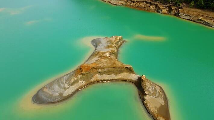 모래 자연 하늘 산 사람없음 물 파란색 환경 항구 흙 젖음 버리기 덮기 진흙 문제 자원 헛간 종료 지질학 채석 추출 4K MOV 해외동영상 클립영상 자연요소 교육 컬러 교통시설 모션 생태계 저장고 동영상 파일형식