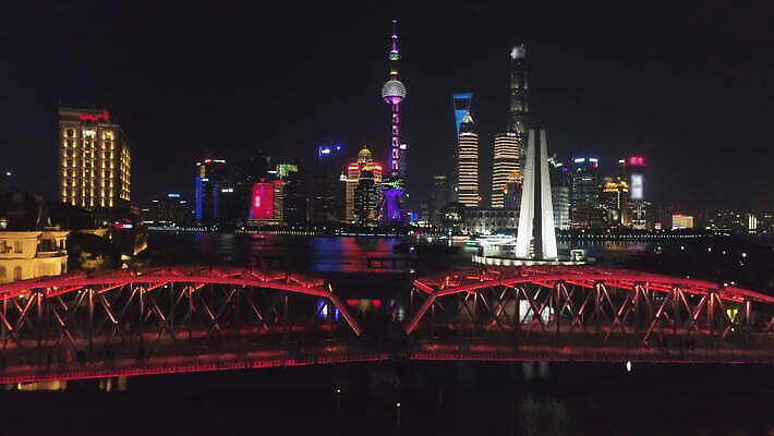 아시아 여행 비즈니스 건축양식 안테나 파노라마 사람없음 건물 금융 강 도시풍경 사무실 탑 고층빌딩 중국 도시 도심 상하이 야간 저녁 상승 지역 스카이라인 빛망울 드론 랜드마크 4K 설정숏 MOV 해외동영상 클립영상 자연요소 건축물 건축 나라 컨셉 통신 촬영기법 풍경 빌딩 경제 빛 동영상 파일형식