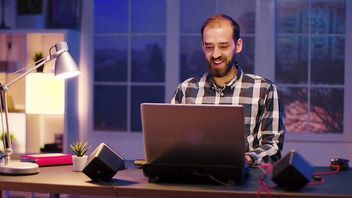 백인 1 라이프스타일 남자 인터넷 통신 수염 아파트 주택 기술 실내 사람 앉기 성인 노트북 빛 방 관찰 타이핑 업무 야간 사이버 무선전화기 집중 책상 바쁨 온라인 리빙 빛망울 소프트웨어 심각 프리랜서 4K MOV 해외동영상 클립영상 자연요소 서양인 직업 가구 컨셉 모션 내부 건물 생활 전자제품 작업 전화기 동영상 파일형식
