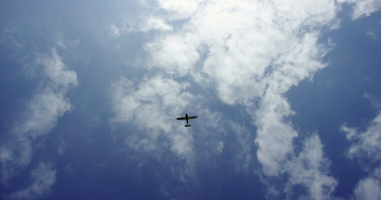 파도 자연 하늘 잉글랜드 비행기 사람없음 야외 물 파란색 흰색 콘월 4K MOV 해외동영상 클립영상 자연요소 바다 컬러 항공교통 영국 대중교통 생태계 동영상 파일형식