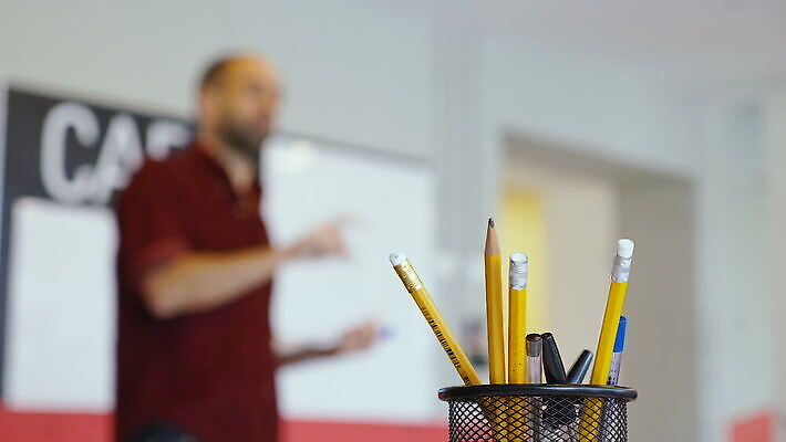 백인 학생 교육 남자 컨셉 교실 학교 수업 종류 서기 사람 성인 학습 스터디 세트 상자 연필 펜 금속 교사 칠판 장비 기구 공구 가르침 닫기 컨테이너 수집 묘사 오브젝트 신학기 대학교 수납 보유 블러 이스라엘 공급 많음 MOV 해외동영상 클립영상 서양인 직업 산업 모션 재질 학용품 필기구 도구 동영상 서아시아 파일형식