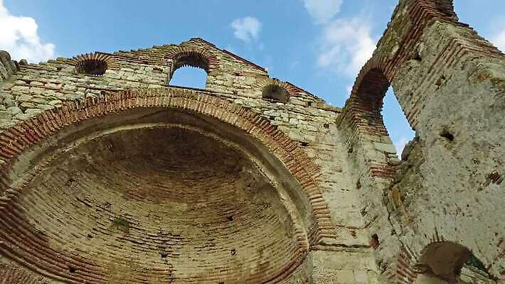 전통 외관 유럽 종교 문화 벽 바다 여행 건축양식 벽돌 사람없음 야외 건물 교회 검은색 과거 장면 타운 천연기념물 구식 랜드마크 바실리카 불가리아 옛날 파멸 4K MP4 해외동영상 클립영상 건축물 건축 나라 컬러 컨셉 종교건축 도시 동영상 파일형식 소멸 남유럽
