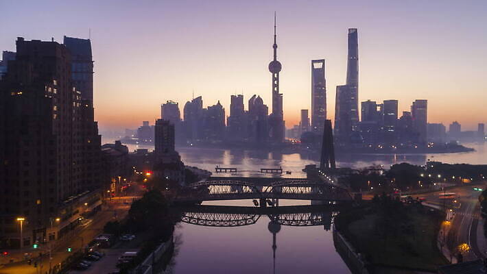 실루엣 아시아 여행 비즈니스 건축양식 아침 안테나 파노라마 사람없음 건물 금융 강 도시풍경 사무실 일출 탑 중국 황혼 일몰 새벽 도시 센터 도심 상하이 상승 지역 스카이라인 드론 랜드마크 4K 타임랩스 설정숏 MOV 해외동영상 클립영상 주간 자연요소 건축물 건축 나라 컨셉 통신 촬영기법 풍경 경제 노을 동영상 파일형식