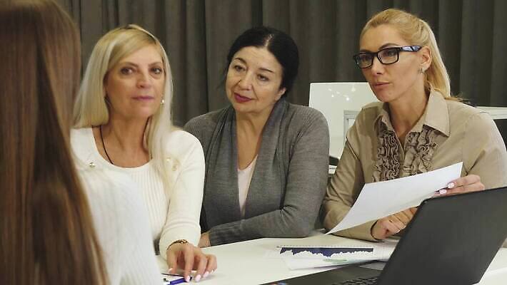 직업 라이프스타일 여자 인터넷 비즈니스 사업가 통신 아이디어 기술 실내 창조 여러명 노트북 사무실 업무 비즈니스우먼 체험 네트워크 계획 토론 분석 경영자 면접 격려 온라인 전자상거래 개발 경영 심각 인턴쉽 프리랜서 4K MOV 해외동영상 클립영상 감정 다수 컨셉 모션 사람 내부 생활 전자제품 작업 직장인 리더 동영상 파일형식