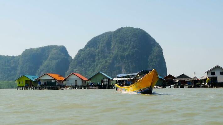 공원 아시아 바다 섬 여행 백그라운드 태국 자연 하늘 낚시 휴가 휴식 산 주택 협상 사람없음 물 마을 절벽 만 보트 이슬람교 낚시꾼 안다만 이국적 집시 파라다이스 푸켓 MOV 해외동영상 클립영상 자연요소 공공시설 나라 종교 컨셉 배_교통 비즈니스 레저 건물 생태계 동영상 파일형식