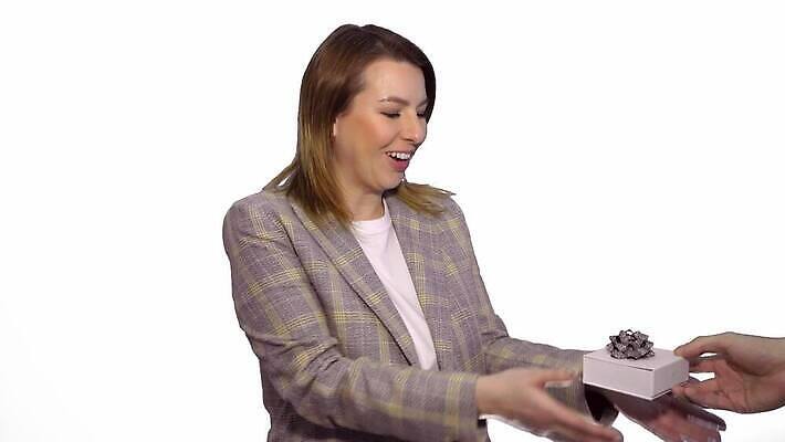 백인 학생 손 응시 여자 행복 백그라운드 크리스마스 휴가 실내 선물 한명 미소 사람 손짓 성인 상자 유행 귀여움 놀람 축하 표현 잡기 입 생일 중앙 충격 말레이시아 고립 제의 4K MOV 해외동영상 클립영상 서양인 1 시선 기념일 감정 아시아 컨셉 모션 표정 내부 신체부위 동영상 파일형식