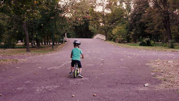 나무 공원 행복 어린이 반바지 한명 학습 자전거 기쁨 보호 승차 숲 헬멧 작음 조심 느림 부주의 4K MOV 해외동영상 클립영상 식물 1 공공시설 교육 감정 컨셉 바지 모션 사람 바이크 보호장비 크기 동영상 파일형식