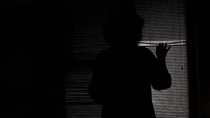 백인 모델 1 손 응시 여자 감정 실루엣 백그라운드 창문 친절 갈색머리 실내 관리 사람 성인 물 숫자 검은색 어둠 슬픔 흰색 물방울 블라인드 화려 야간 열정 폭풍 녹색배경 호러 혼자 스타일 4K MOV 해외동영상 클립영상 자연요소 서양인 문자 헤어스타일 시선 컬러 컨셉 날씨 촬영기법 내부 신체부위 초록색 커튼 공포 동영상 파일형식