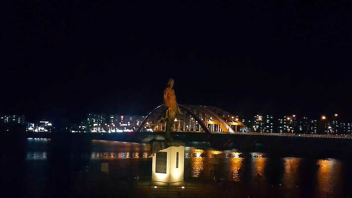 유럽 아시아 바다 여행 건축양식 전등 조명 한국 동양인 풍경 사람없음 건물 물 도시풍경 반사 여행객 탑 항구 고층빌딩 새벽 도시 만 보트 도심 야간 저녁 장면 스카이라인 석호 빛망울 랜드마크 4K MP4 해외동영상 클립영상 자연요소 건축물 건축 나라 배_교통 교통시설 사람 인종 빌딩 빛 동영상 파일형식