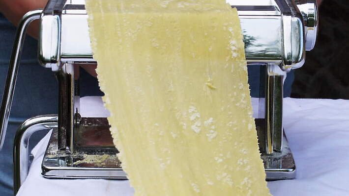 손 여자 줄 음식 빵 탁자 추상 주택 건조 파스타 건강 스파게티 관리 사람 사람없음 햇빛 노란색 기계 이탈리아 면 업무 수프 자르기 시리얼 국수 반죽 만들기 밀가루 라비올리 라자냐 마카로니 이스트 특별함 핸드메이드 토르텔리니 4K MOV 해외동영상 클립영상 유럽 컬러 가구 컨셉 무늬 모션 서양음식 건물 신체부위 태양 면류 작업 이탈리아음식 가루 동영상 파스타면 파일형식