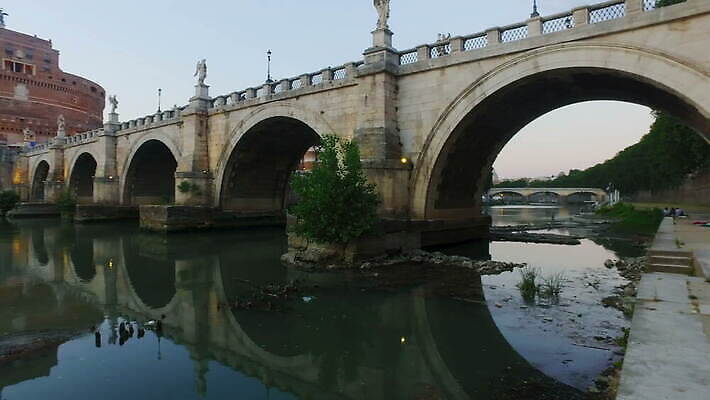유럽 문화 조각 여행 건축양식 하늘 천사 파노라마 풍경 사람없음 건물 물 강 도시풍경 조각상 이탈리아 바위 무덤 도시 중세 역사 성자 로마 타운 천연기념물 랜드마크 로마인 수도권 옛날 4K MOV 해외동영상 사도궁 클립영상 자연요소 건축물 건축 나라 종교 촬영기법 인종 조형물 궁전 돌_바위 지역 동영상 바티칸 파일형식