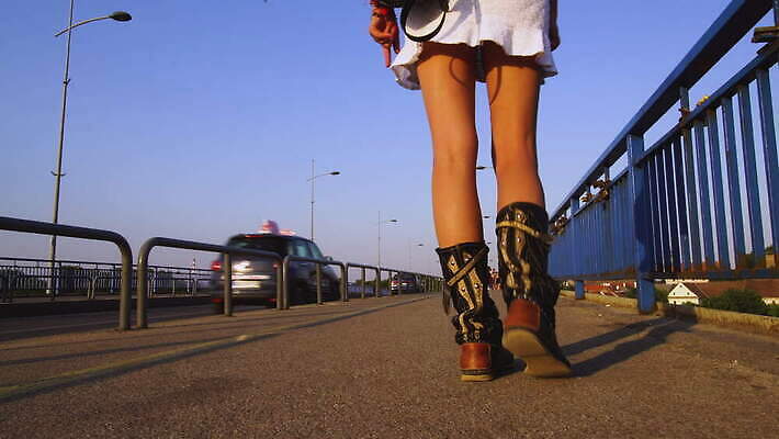 모델 1 라이프스타일 여자 도로 신발 발 거리 부츠 건강 한명 사람 성인 야외 강 치마 태양 섹시 걷기 맑음 산책 시골 도시 화려 우아함 날씬함 타운 단계 다뉴브강 세르비아 양발 혼자 4K MOV 해외동영상 클립영상 자연요소 길 컨셉 교통시설 모션 하의 날씨 휴식 생활 신체부위 몸매 동영상 파일형식