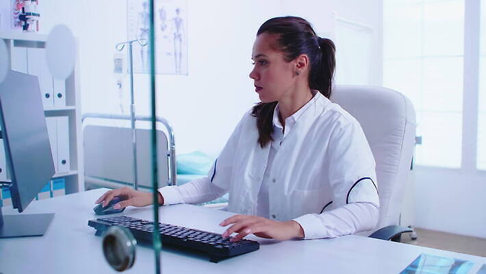 백인 직업 응시 벽 컨셉 유니폼 유리 엑스레이 건강 병원 치료 사무실 약 건강관리 환자 의사 광선 고급 질병 감염 궤 돌봄 방사선 4K MOV 해외동영상 클립영상 서양인 시선 옷 비즈니스 의학 모션 재질 관리 의료진 동영상 파일형식