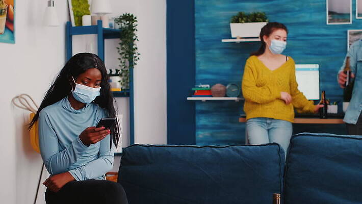 컨셉 거실 모바일 주택 맥주 대화 가면 마스크 사람없음 친구 스마트폰 핸드폰 소파 글로벌 검은색 우정 마시기 네트워크 그룹 뉴스 바이러스 보호 연결 예방 번짐 다인종 보여주기 온라인 섞기 소셜 코로나바이러스 사교적 뉴노멀 4K MOV 해외동영상 클립영상 컬러 의자 관계 모션 주류 말하기 인종 건물 경제 전자제품 스마트기기 동영상 파일형식 효과