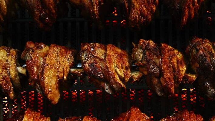 전통 유럽 음식 부분 모션 불 뼈 육류 돼지고기 요리 사람없음 옆모습 식사 뜨거움 꼬치 황금 닫기 오븐 그릴 굽기 먹기 준비 회전 각도 잭 느림 다육식물 방법 신발장 줄서기 해로움 많음 바이에른사람 MOV 해외동영상 클립영상 자연요소 식물 나라 뷰포인트 컨셉 식재료 주방용품 가전제품 구이 동영상 파일형식