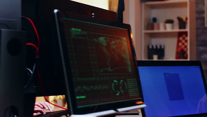 여자 인터넷 사람없음 컴퓨터 스크린 모니터 자료 웹 어둠 방 정보 타이핑 네트워크 조직 그룹 센터 바이러스 암호 공격 비밀 사이버 보안 신분 시스템 해킹 해커 깊이 데이터베이스 서버 소프트웨어 악성코드 정부 4K MOV 해외동영상 클립영상 컨셉 모션 안전 사람 전자제품 범죄 동영상 파일형식