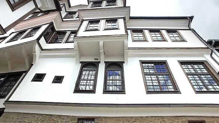 전통 유럽 문화 호수 여행 백그라운드 건축양식 하늘 지붕 휴가 산 거리 아파트 주택 파노라마 풍경 사람없음 야외 건물 물 여름 파란색 도시풍경 여행객 맑음 흰색 도시 성 역사 재산 묘사 언덕 타운 마케도니아 옛날 4K MP4 해외동영상 클립영상 자연요소 건축물 계절 건축 나라 컬러 날씨 촬영기법 사람 금융 동영상 파일형식 남유럽