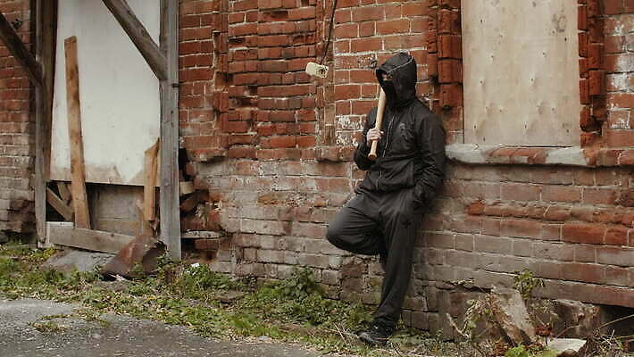 백인 남자 무기 벽 백그라운드 벽돌 거리 가면 한명 사람 검은색 기댐 재킷 야구 덮개 분노 표현 도시 폭력 기다림 방어 범죄 위험 절도 싸움 박쥐 지역 불만 깡패 4K MOV 해외동영상 클립영상 서양인 1 감정 컬러 컨셉 포유류 모션 어류 구기 외투 뚜껑 사회이슈 동영상 파일형식