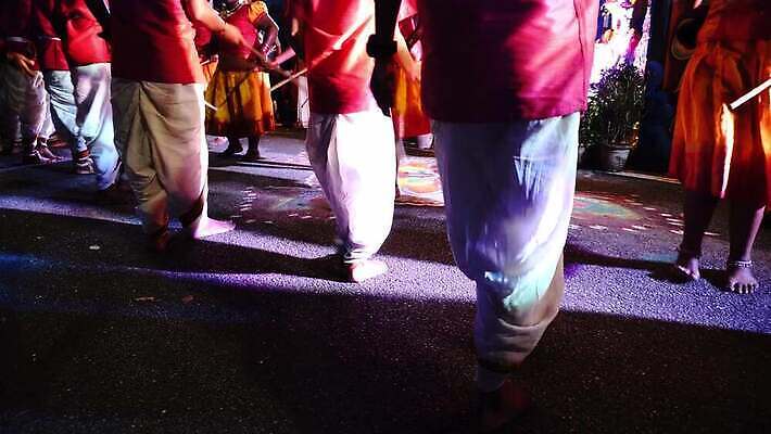전통 아시아 종교 문화 음악 기념 사람 축제 공연 의식 인도인 신도 집중 말레이시아 숭배 양발 힌두교 4K 타이푸삼 MOV 해외동영상 클립영상 외국인 나라 컨셉 문화예술 동양인 이벤트 동영상 파일형식
