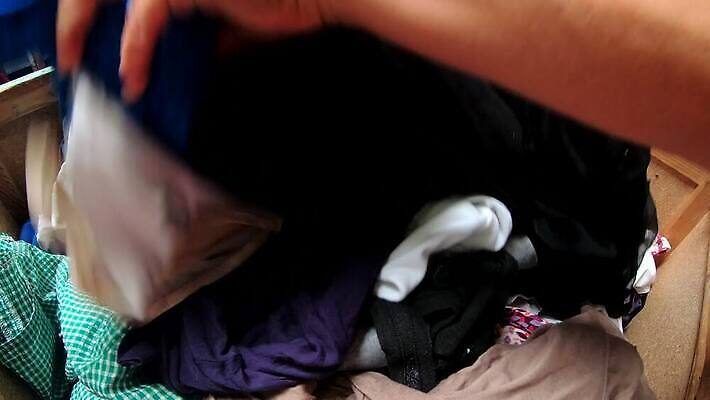 라이프스타일 드레스 옷 여자 셔츠 실내 사람 성인 사람없음 야외 쇼핑 유행 세일 상점 수확 절약 시장 선택 구매 복고 옷가게 소매 중고 스타일 자선단체 4K MP4 해외동영상 클립영상 컨셉 상의 농업 내부 생활 그룹 동영상 자선 파일형식