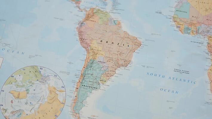 디자인 실루엣 종이 지구 여행 지도 비즈니스 사람없음 그래픽 초록색 컬러풀 세계 글로벌 미국 행성 도시 남아메리카 콜롬비아 열대우림 라틴아메리카 땅 대륙 윤곽 에콰도르 브라질 동영상 칠레 남쪽 아르헨티나 고립 베네수엘라 볼리비아 우루과이 이국적 전국 지도책 지리 파라과이 페루 국경 4K MOV 해외동영상 클립영상 컬러 북아메리카 촬영기법 아메리카 책 우주 숲 방향 파일형식