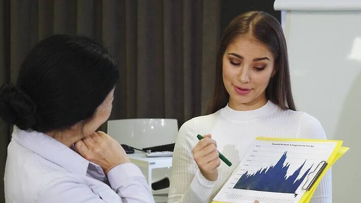 직업 라이프스타일 여자 인터넷 비즈니스 사업가 통신 통계 협력 아이디어 기술 창조 두명 사무실 업무 비즈니스우먼 네트워크 그룹 계획 토론 분석 컨설턴트 경영자 격려 온라인 전자상거래 개발 경영 골 프로젝트 프리랜서 4K MOV 해외동영상 클립영상 감정 컨셉 모션 사람 생활 작업 직장인 전문직 상담 리더 동영상 파일형식