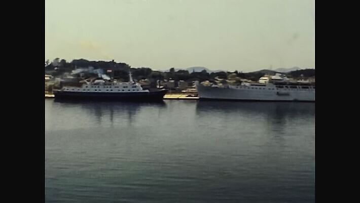 전통 외관 유럽 바다 섬 여행 요트 건축양식 하늘 휴가 사람없음 야외 건물 물 파란색 항구 수확 골동품 만 보트 역사 클래식 지중해 필름 향수 그리스 문서 복고 포트 그리스인 구식 보관소 아마추어 옛날 코르푸 4K MOV 해외동영상 클립영상 자연요소 서양인 건축물 건축 나라 컬러 컨셉 농업 배_교통 교통시설 화장품 저장 동영상 파일형식