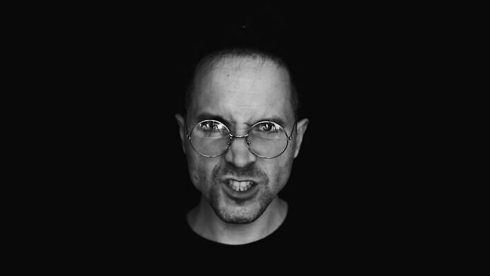 백인 응시 남자 감정 얼굴 백그라운드 컨셉 비즈니스 수염 스트레스 실내 사람 성인 사무실 머리 유행 외침 고통 분노 흰색 표현 입 좌절 나쁜 고립 공격적 부정적 비명 스타일 4K MOV 해외동영상 클립영상 서양인 시선 컬러 내부 신체부위 소리 동영상 파일형식