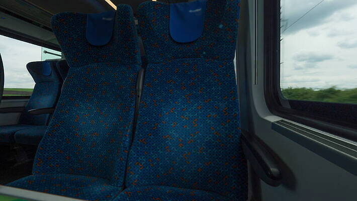 여행 의자 교통시설 탁자 실내 사람없음 햇빛 기차 시골 비엔나 오스트리아 속도 그림 비어있는 4K 타임랩스 MOV 해외동영상 클립영상 유럽 육상교통 가구 교통 대중교통 촬영기법 내부 태양 시설 동영상 파일형식