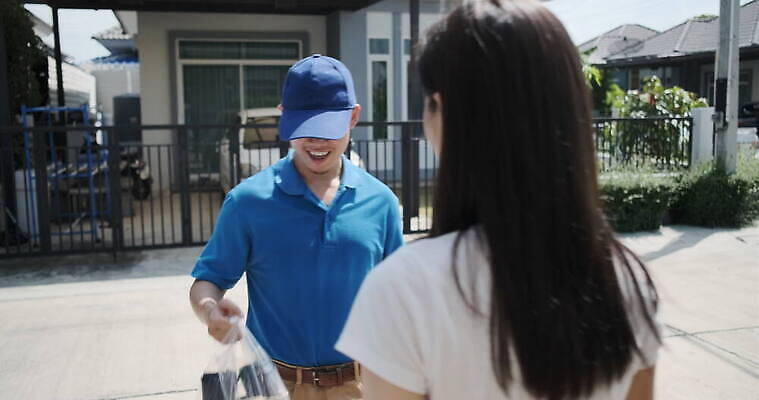 직업 라이프스타일 잡화 여자 남자 유니폼 채소 가방 과일 거리 주택 건강 사람 두명 쇼핑 상점 식당 표현 신선 업무 시장 배달원 구매 상품 플라스틱 고객 배송 서비스 주기 유기농 패키지 질서 소매 온라인 슈퍼마켓 배달음식 체크아웃 안락 뉴노멀 4K MOV 해외동영상 클립영상 웰빙 옷 음식 컨셉 모션 재질 건물 생활 경제 예절 작업 배달 동영상 파일형식