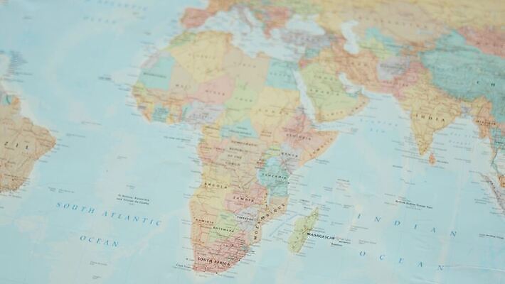 디자인 실루엣 유럽 종이 지구 여행 백그라운드 지도 아프리카 추상 이집트 미술 사람없음 그래픽 컬러풀 세계 글로벌 지구본 행성 땅 심볼 사인 대륙 북쪽 케냐 동쪽 동영상 모로코 남쪽 고립 나이지리아 마다가스카르 말라위 서쪽 알제리 에티오피아 우간다 지도책 지리 콩고 국경 4K MOV 해외동영상 클립영상 나라 컬러 무늬 문화예술 촬영기법 책 우주 방향 파일형식 서아프리카