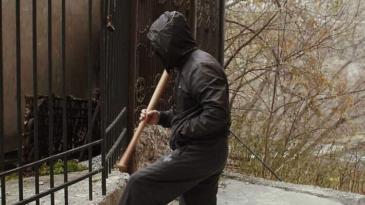 남자 감정 무기 거리 가면 한명 사람 야외 건물 울타리 검은색 힘 덮개 분노 도시 폭력 범죄 그릴 미끄러짐 위험 공격 도둑 박쥐 깡패 나쁜 공격적 4K MOV 해외동영상 클립영상 1 건축물 컬러 컨셉 포유류 모션 주방용품 담장 뚜껑 범죄인 사회이슈 동영상 파일형식